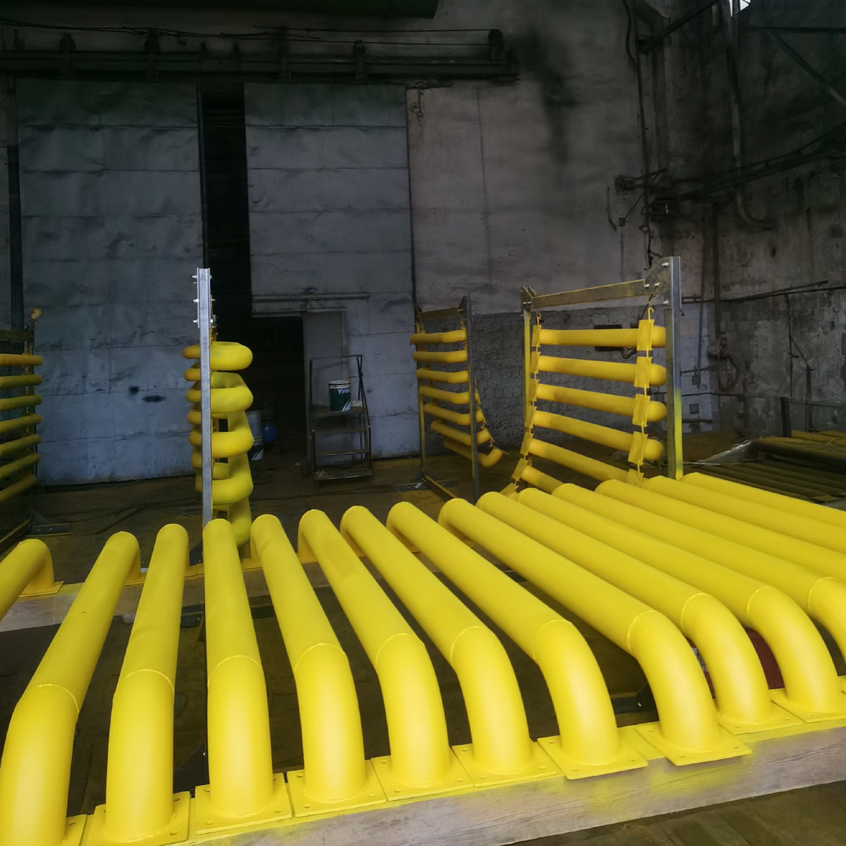 Висящие отбойники - нанесение первого слоя, на переднем плане - нанесение второго слоя