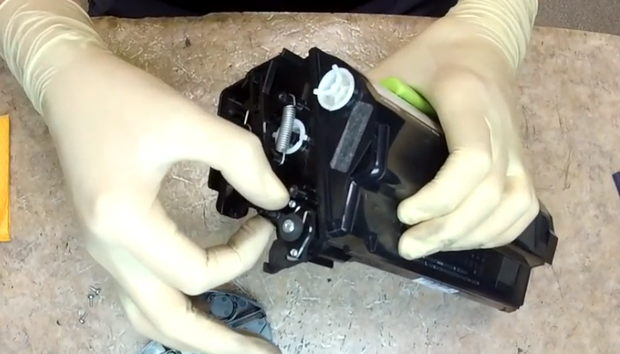 Фото 8. Расположение винтов, которые нужно выкрутить, чтобы извлечь старый чип