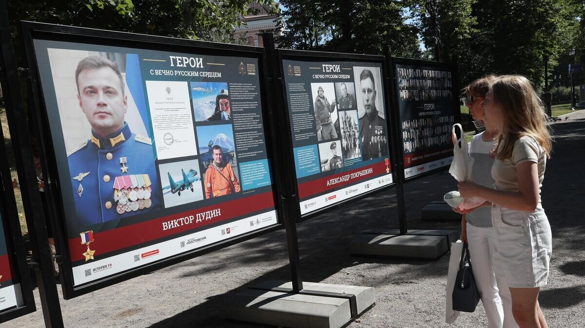    Посетители на открытии фотовыставки "Герои с вечно русским сердцем" на Гоголевском бульваре в Москве© РИА Новости / Антон Денисов