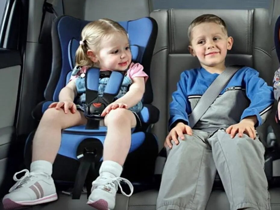 Пристегиваем ребенка в машине. Детский ремень безопасности в машину. Детское кресло безопасности. Ребёнок в автомобиле пристёгнут. Кресло безопасности для детей в автомобиле.