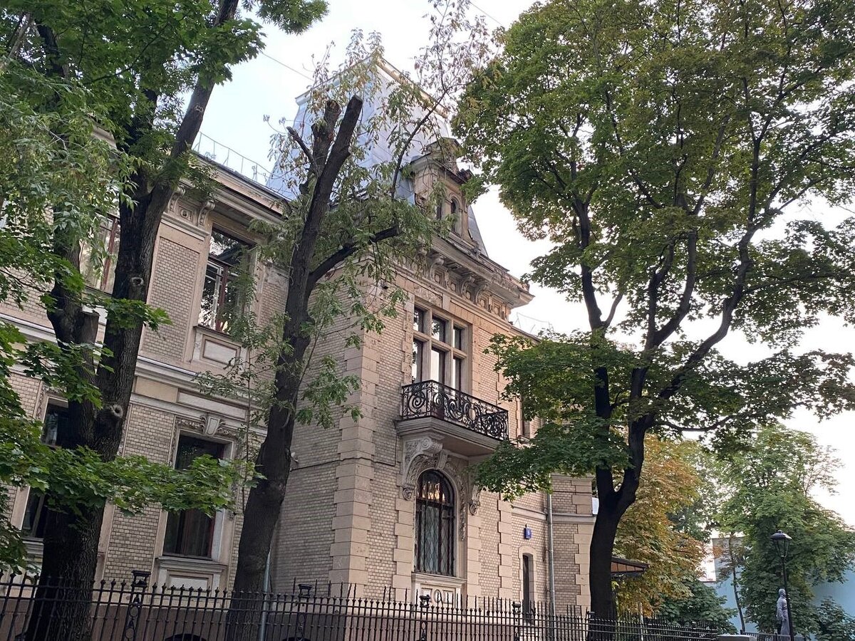 Этот особняк во французском стиле большинству коренных москвичей известен, в первую очередь, как Дворец пионеров на Стопани.