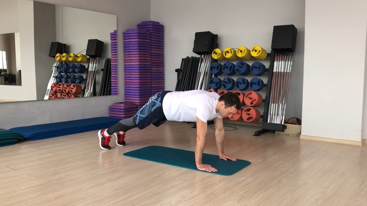 Лягте на пол лицом вниз, удерживая вес тела на прямых руках и кончиках ног. Находитесь в таком положении максимально долго. Корпус тела при этом должен всегда оставаться прямым.