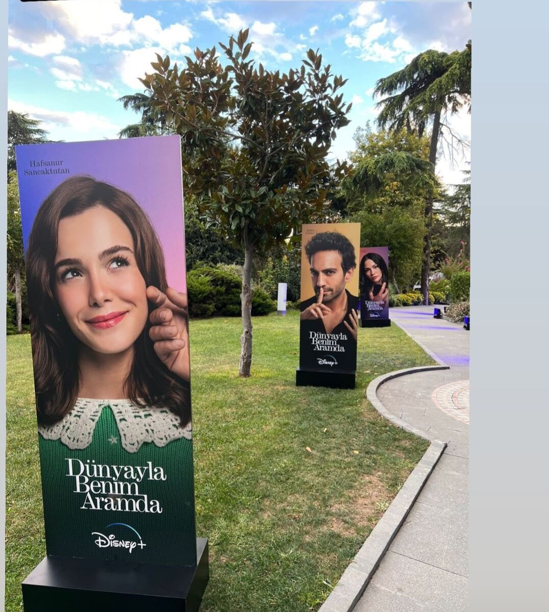 У Истанбулу је прослављена премијера серије "Између света и мене" са Деметом Оздемиром