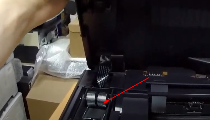 Фото 2. Сломанный шарнир