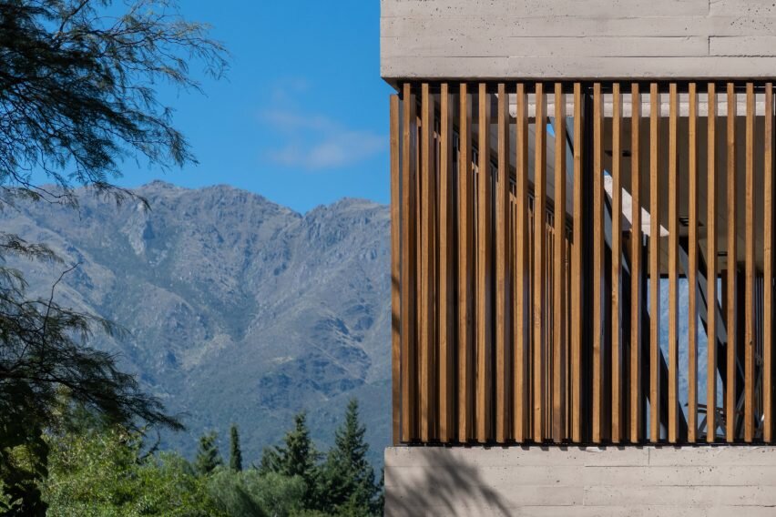 Источник изображения - https://static.dezeen.com/uploads/2022/01/luyaba-house-barrionuevo-villanueva-arquitectos-argentina_dezeen_2364_col_5-852x568.jpg