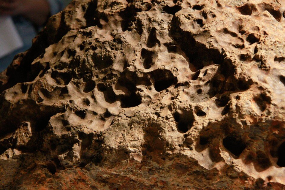     Так выглядят космические пришельцы, когда добираются до Земли. Фото челябинского метеорита. Александр ДЫБИН