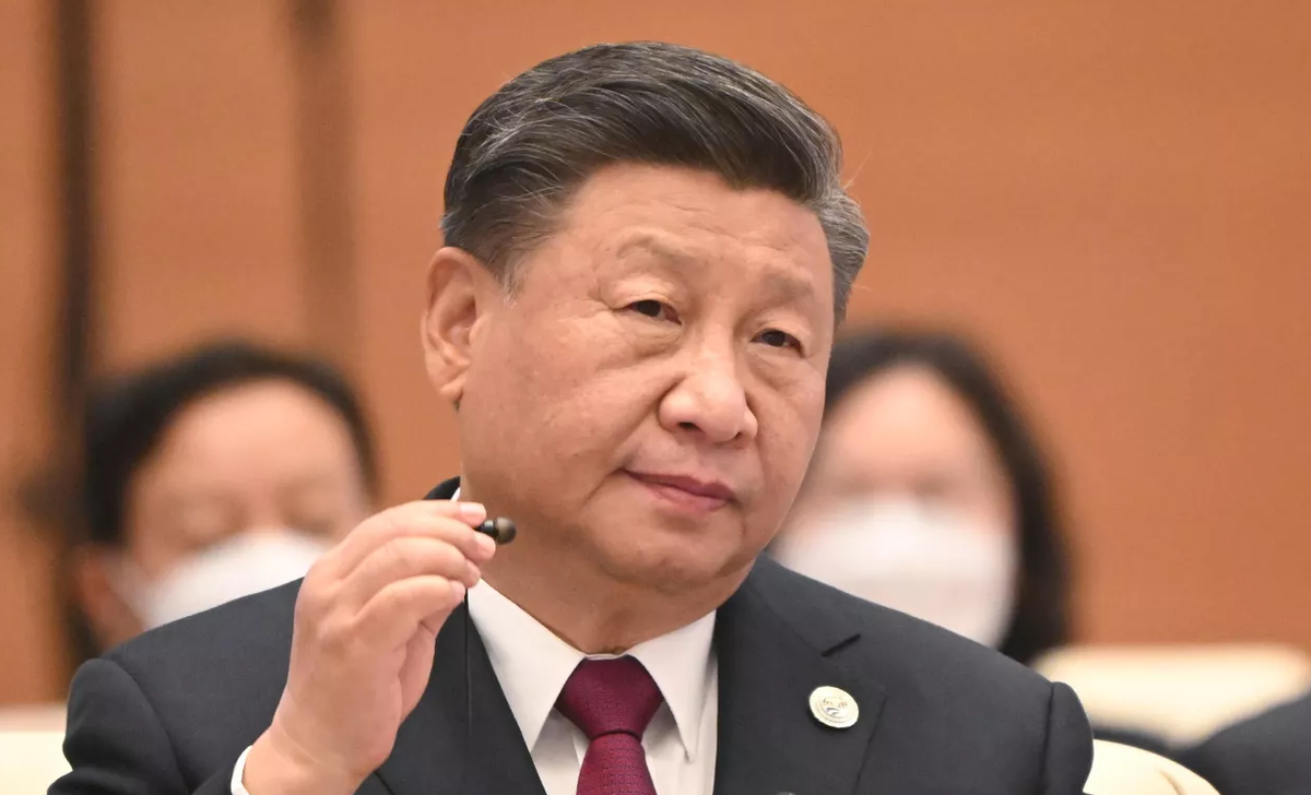 Народно освободительная армия Китая (НОАК) должна сосредоточиться на подготовке к участию в настоящих боевых действиях, заявил в среду председатель КНР, председатель Центрального военного совета КНР Си Цзиньпин.
Как сообщает Центральное телевидение Китая, в среду в Пекине состоялся семинар по национальной обороне и военной реформе с участием членов Политбюро ЦК Коммунистической партии Китая. Председатель КНР Си Цзиньпин, который также занимает пост председателя Центрального военного совета КНР, направил участникам семинара ряд указаний.
Си Цзиньпин, как отмечает телеканал, в частности, подчеркнул, что вооруженные силы должны "сосредоточиться на подготовке к участию в настоящих боевых действиях".
Глава КНР также заявил о необходимости твердо придерживаться пути реализации ранее намеченных целей реформы.