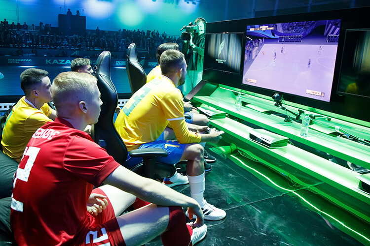    По правилам фиджитал-футбола и фиджитал-баскетбола спортсмены сначала выясняют, кто сильнейший, в спортивном симуляторе FIFA/NBA, а затем выходят на реальную площадку, где играют в футзал или баскетбол 3 на 3