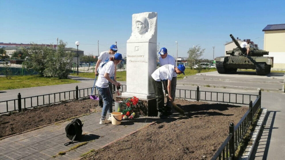    В Новом Уренгое школьники помогают волонтерам убирать территории городских мемориалов