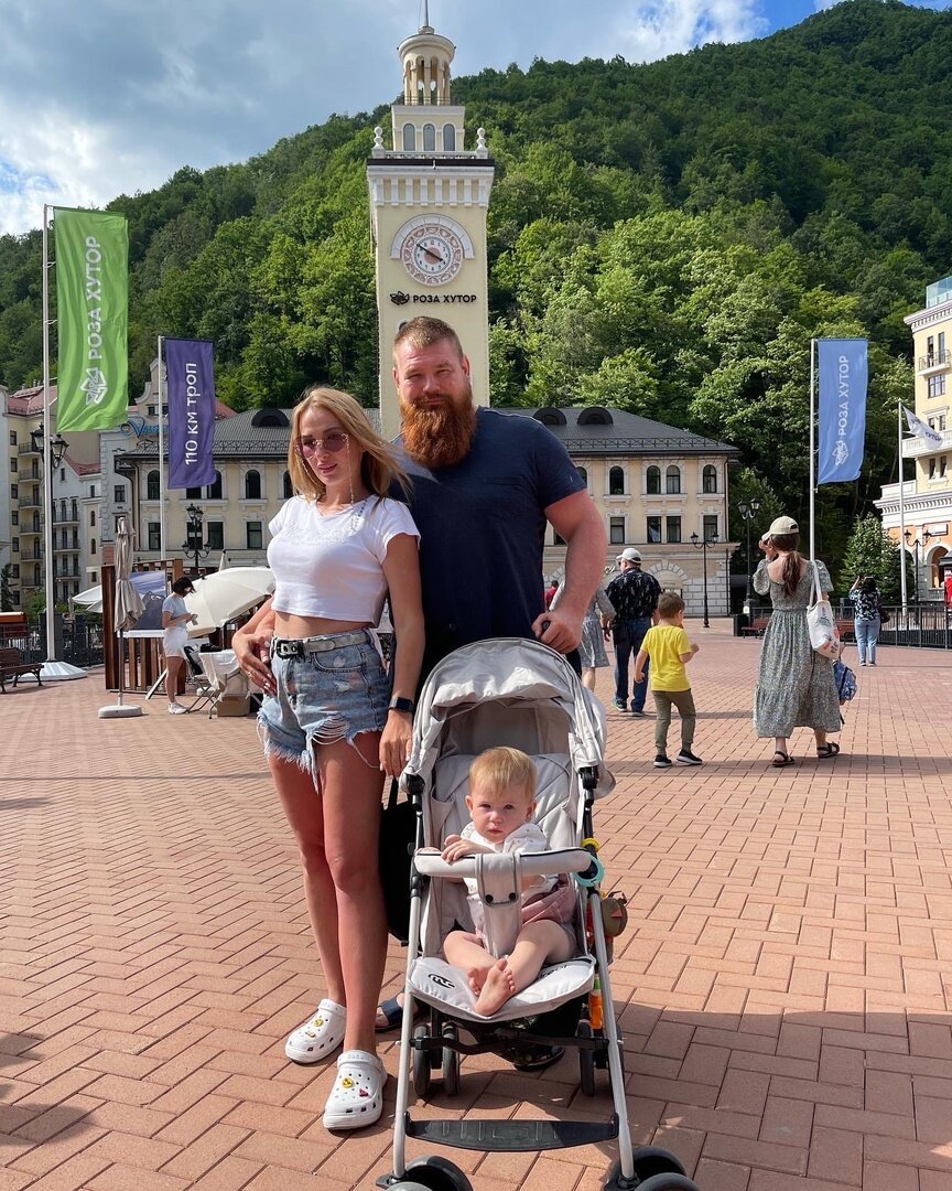 Вячеслав Дацик с супругой и ребенком на Красной Поляне