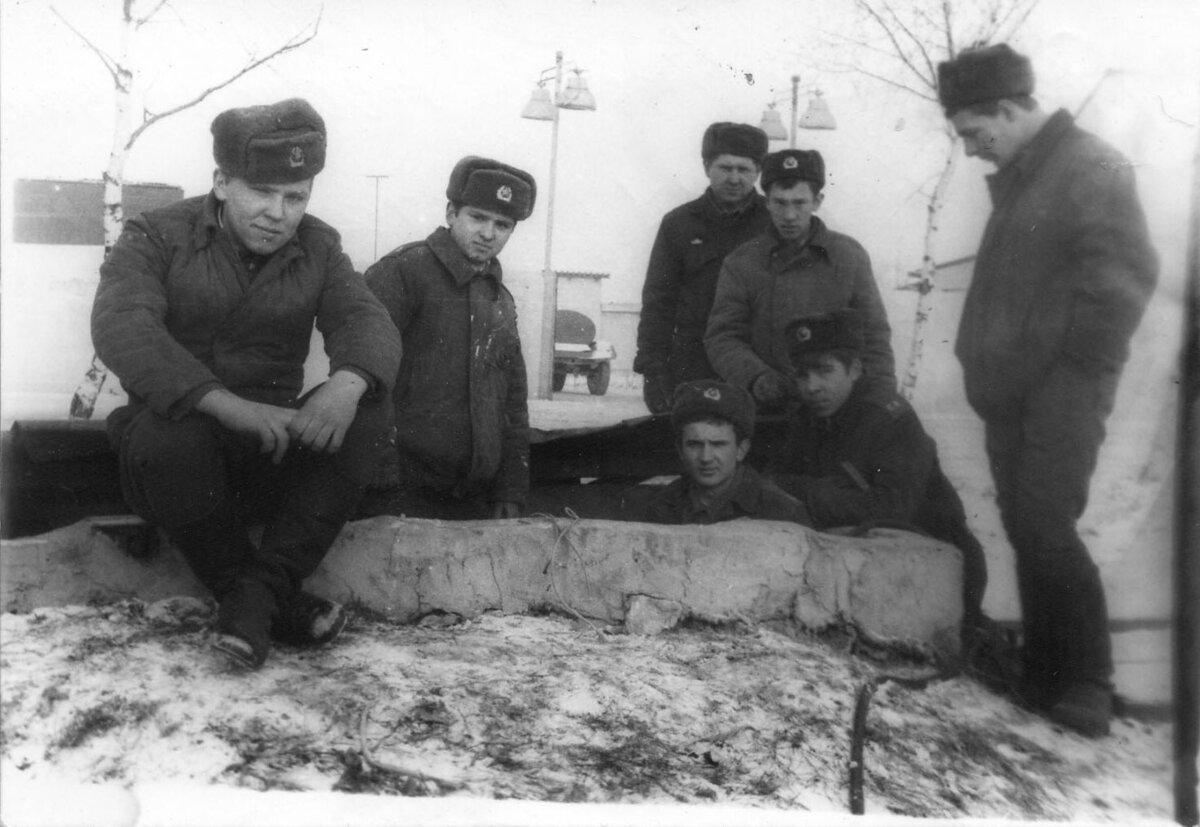 на заднем плане видна та самая бочка. Я пока молодой боец полигонной команды...