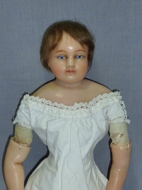 На фото хорошо видно, что у кукол из воска сделаны только руки,  ноги и голова.  Тело сшито из ткани. Источник: яндекс картинки