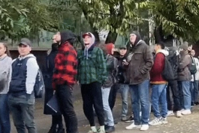 Очередь у одного из ЦОНов Астаны. Кадры из видео