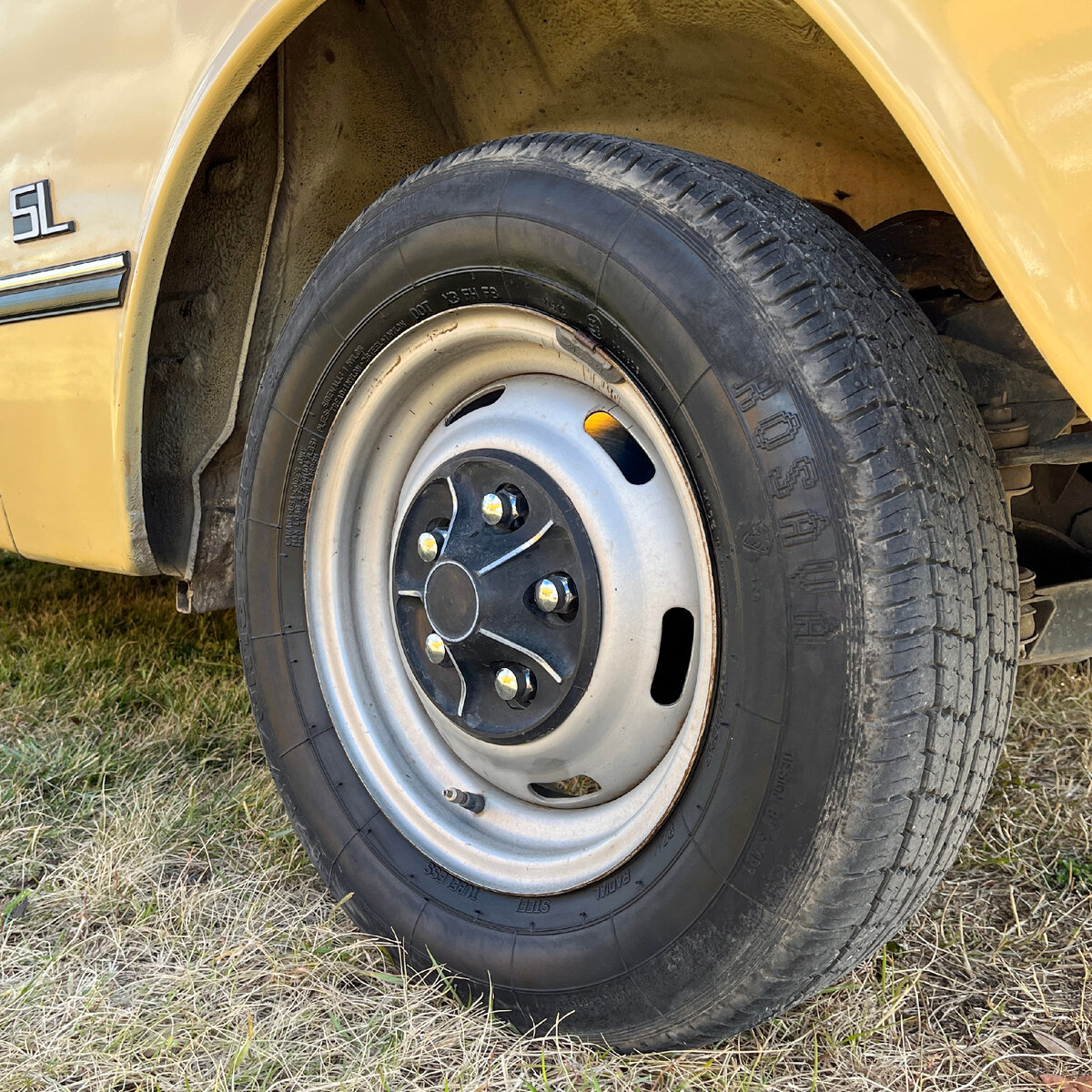 По колёсам люксовую версию легко опознать с помощью чёрной вставки в центре диска. Шильдики "SL" на крыльях так же выдают особый авто.