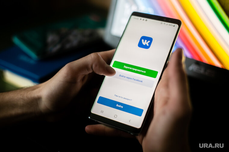    Приложение «ВКонтакте» можно вернуть на телефон при помощи App Store