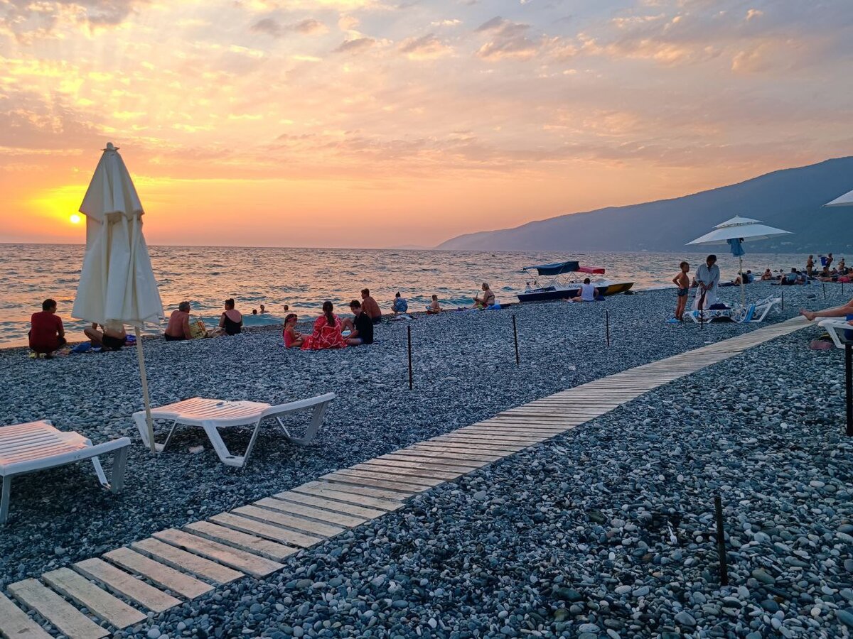 Пляж в Гагре. Фото: Виктория МИНАЕВА.