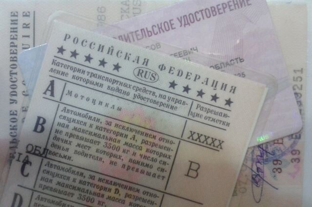    Нужно ли водителю иметь при себе водительское удостоверение?