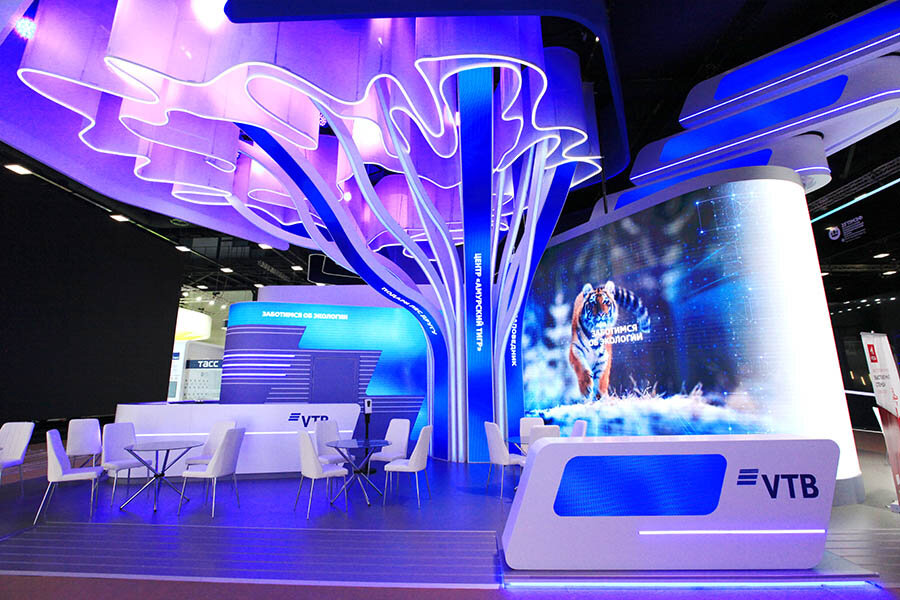 Пример ресепшна, полностью повторяющего архитектуру выставочного стенда. И даже контент экрана, встроенного в стойку полностью синхронизирован с видеорядом на стенах.