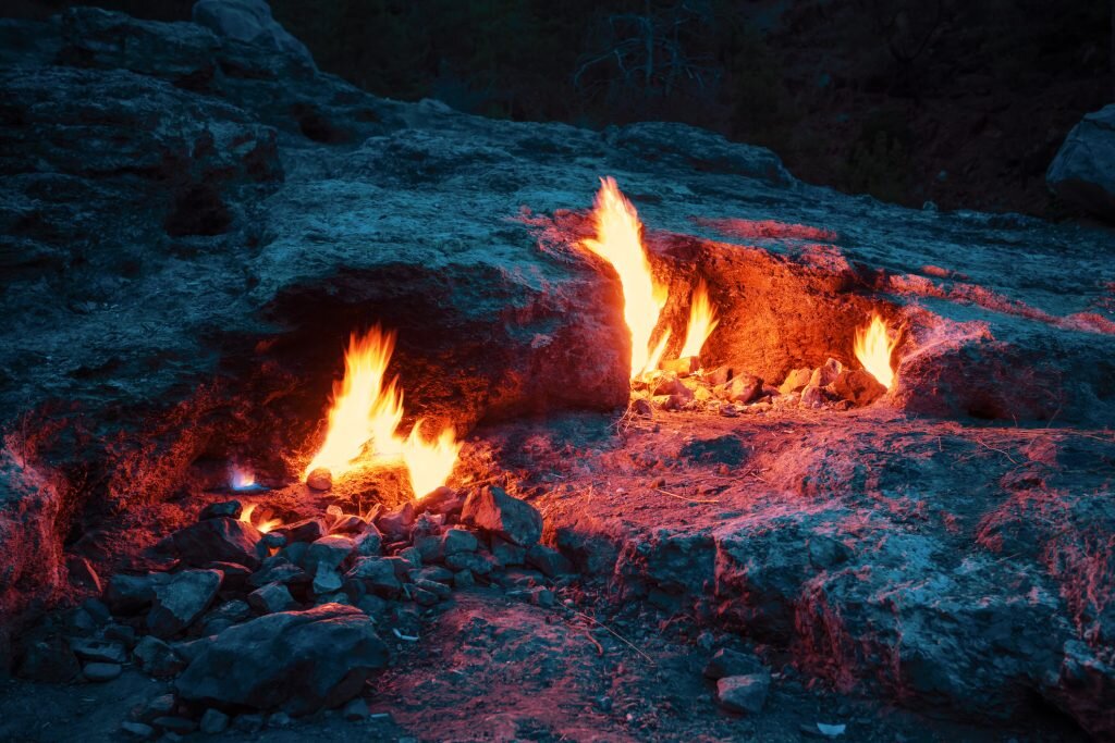 Естественный факел природного газа на горе Янарташ (Химера) в Турции. Фото iStock