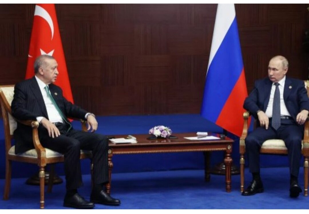 По его словам, также стабильно осуществляется транзит через Турцию в европейские страны. Путин заявил, что Турция оказалась самым надежным партнером в этом вопросе."Если есть заинтересованность Турции или наших возможных покупателей в других странах, могли бы рассмотреть возможность строительства еще одной газопроводной системы и создания на территории Турции газового хаба для продажи в другие страны", - заявил Путин и отметил, что речь идет прежде всего о европейских странах в том случае, если они в этом заинтересованы.