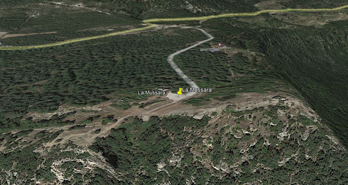 Ла Муссара на обрыве скалы, скриншот сделан из программы Google Earth
