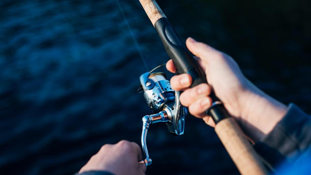    Мужчина держит удочку:pexels.com