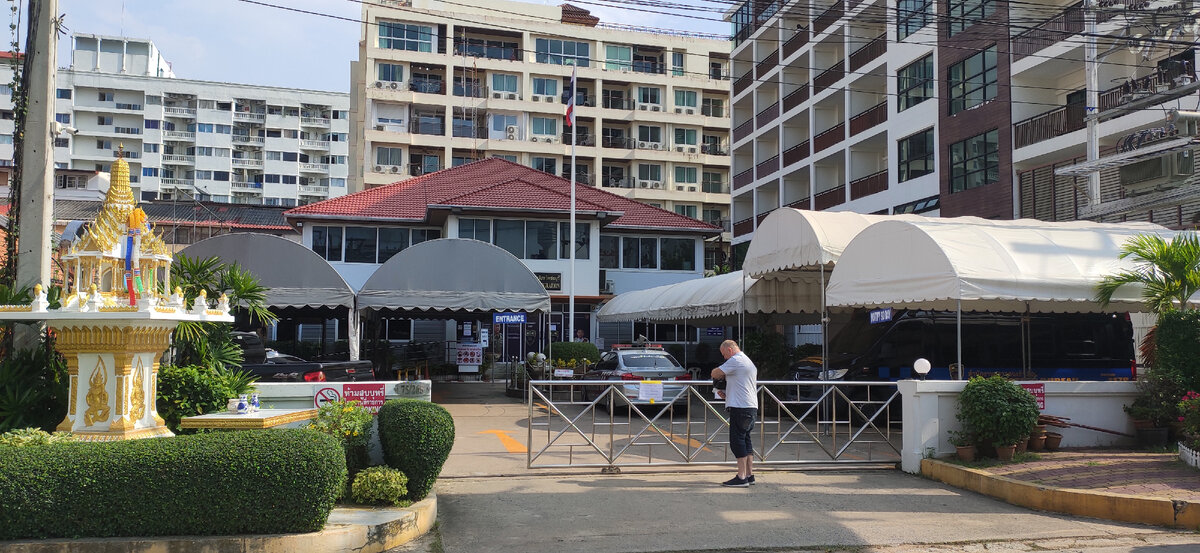 Имигрэйшен в выходной день. Никого народу - красота.