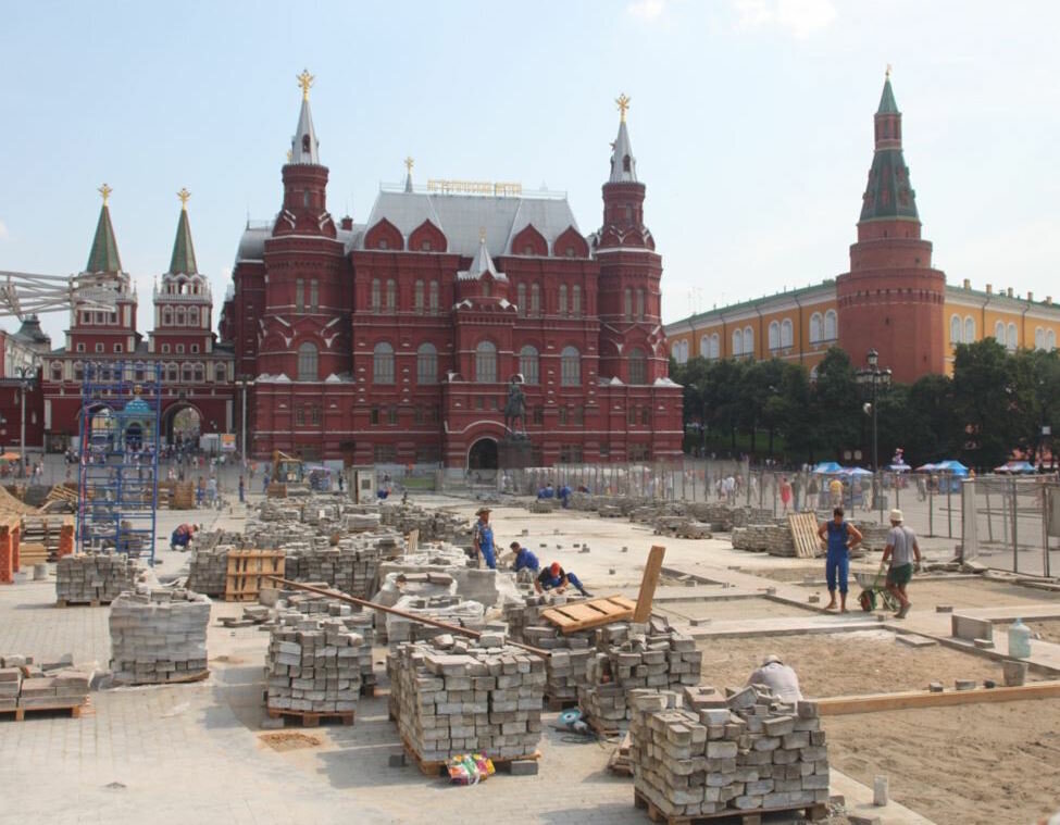 Кремлевская плита. Красная площадь вымощена брусчаткой. Диабаз на красной площади. Мостовая красной площади. Брусчатка в Москве на красной площади.