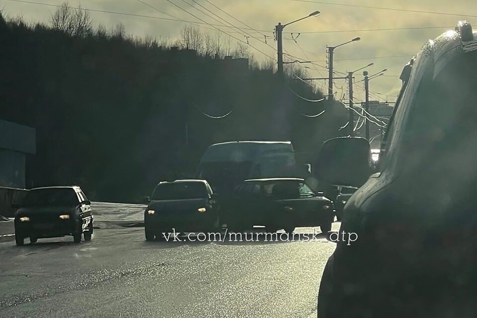     С выпадением снега в Мурманской области не прекращаются аварии. Фото: vk.com/murmansk_dtp