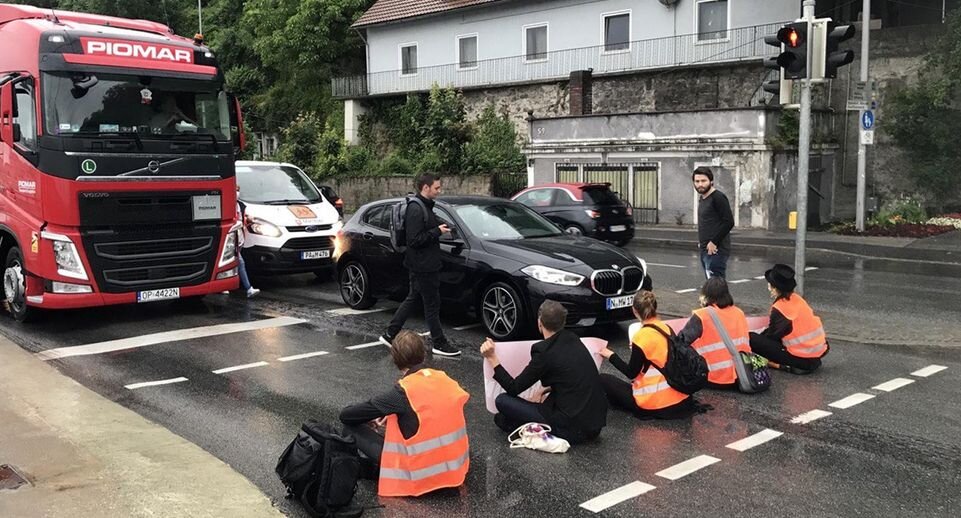 Активисты блокируют дорогу в Германии📷
