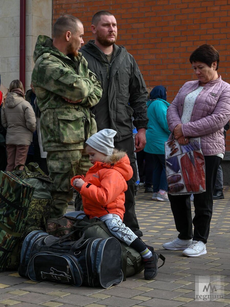    Семья провожает добровольца на защиту Родины Александр Погожев © ИА REGNUM