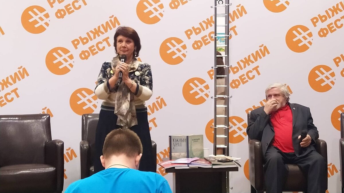 фото автора. Нина Пикулева читает свои стихи
