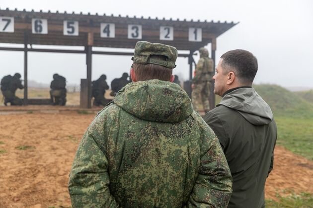    Михаил Ведерников (справа) наблюдает за подготовкой мобилизованных на полигоне pskov.ru