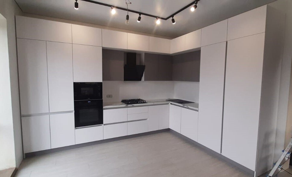 Большая белая кухня до потолка