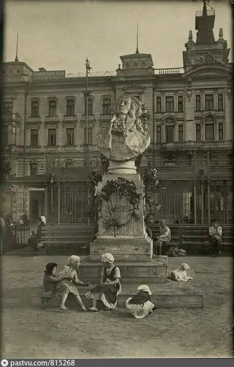 Бюст Радищева на Триумфальной площади