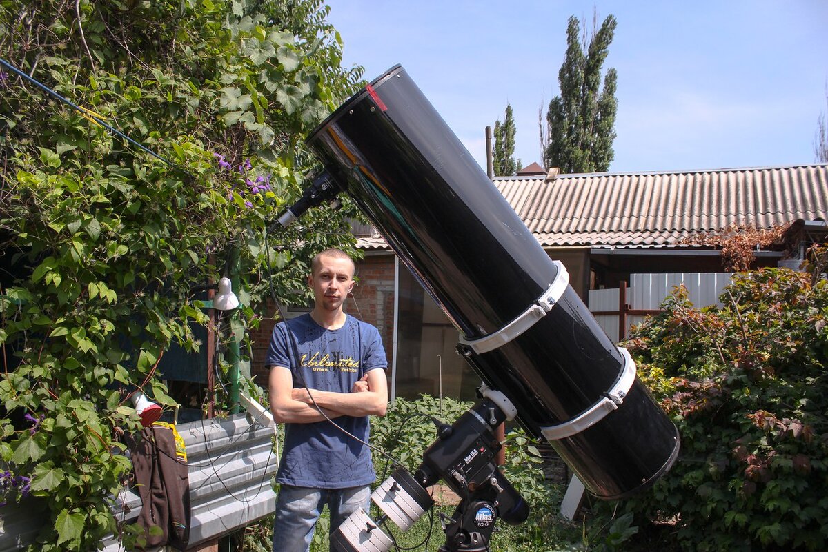Сегодня астроном это обязательно дорогой телескоп, на фоне которого надо обязательно сделать много снимков. 