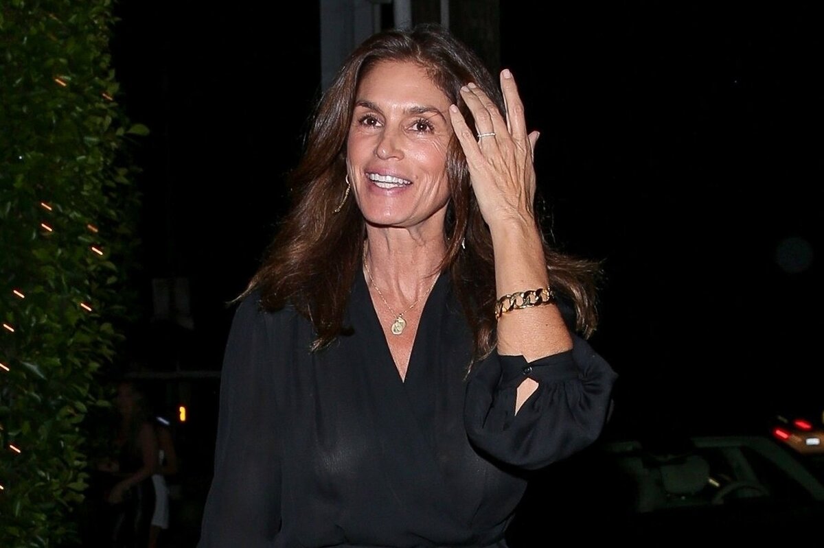     Как носить черный нескучно — берем пример с Синди Кроуфорд