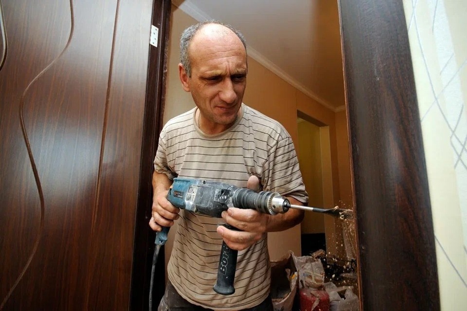     Первое, за что придется браться при покупке дешевой квартиры - это замена входной двери. Олег РУКАВИЦЫН