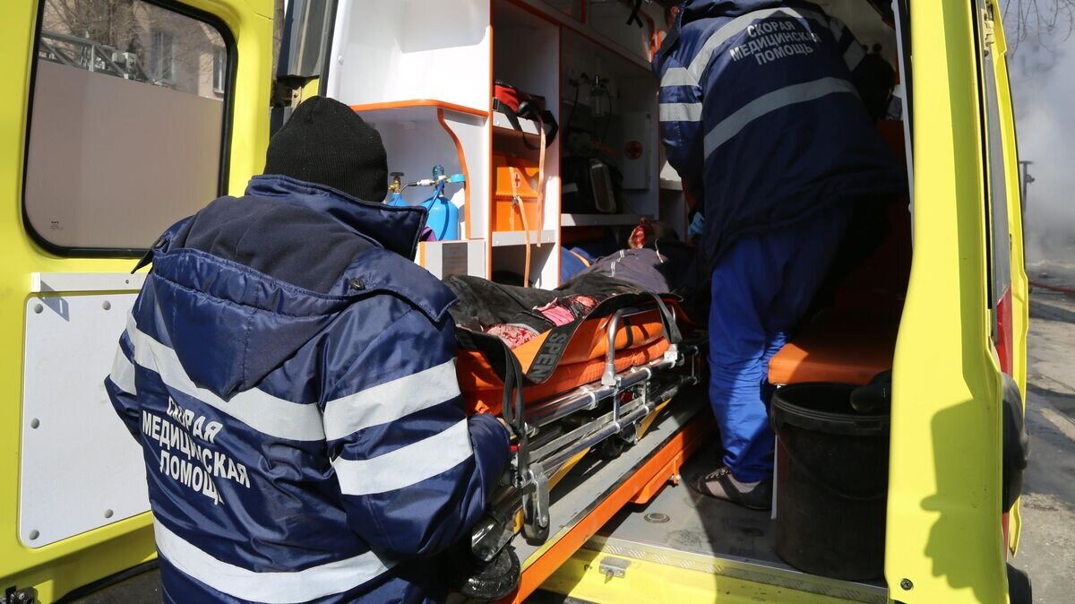    Эвакуация пострадавших в результате взрыва в центре Донецка© РИА Новости / Сергей Аверин