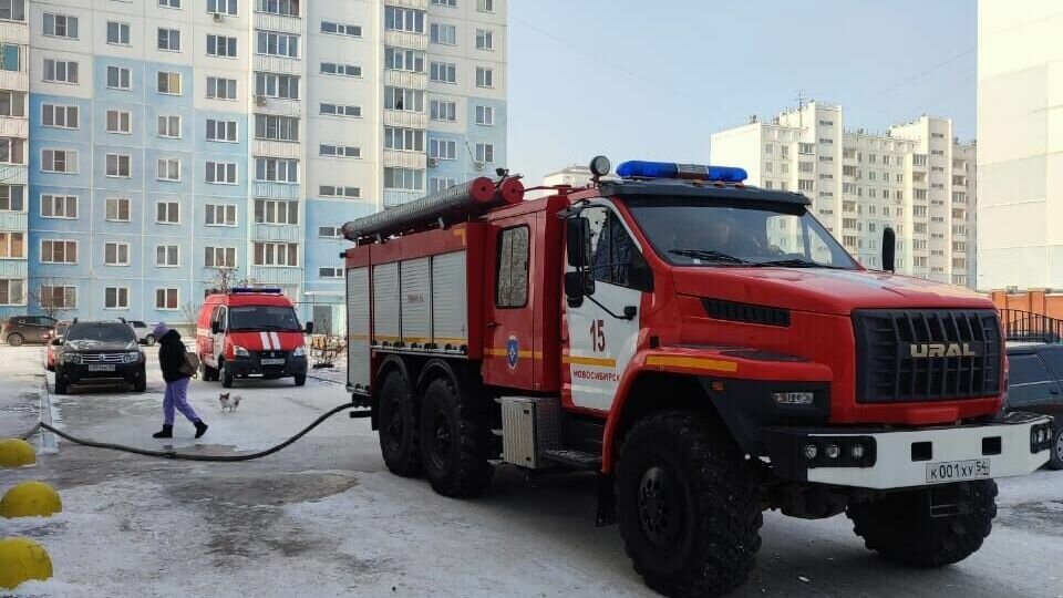 Газ новосибирск. Пожар в Новосибирске. Пожар в доме. Взрыв дома Новосибирск МЧС. Пожар на улице Донецкой дом 7.