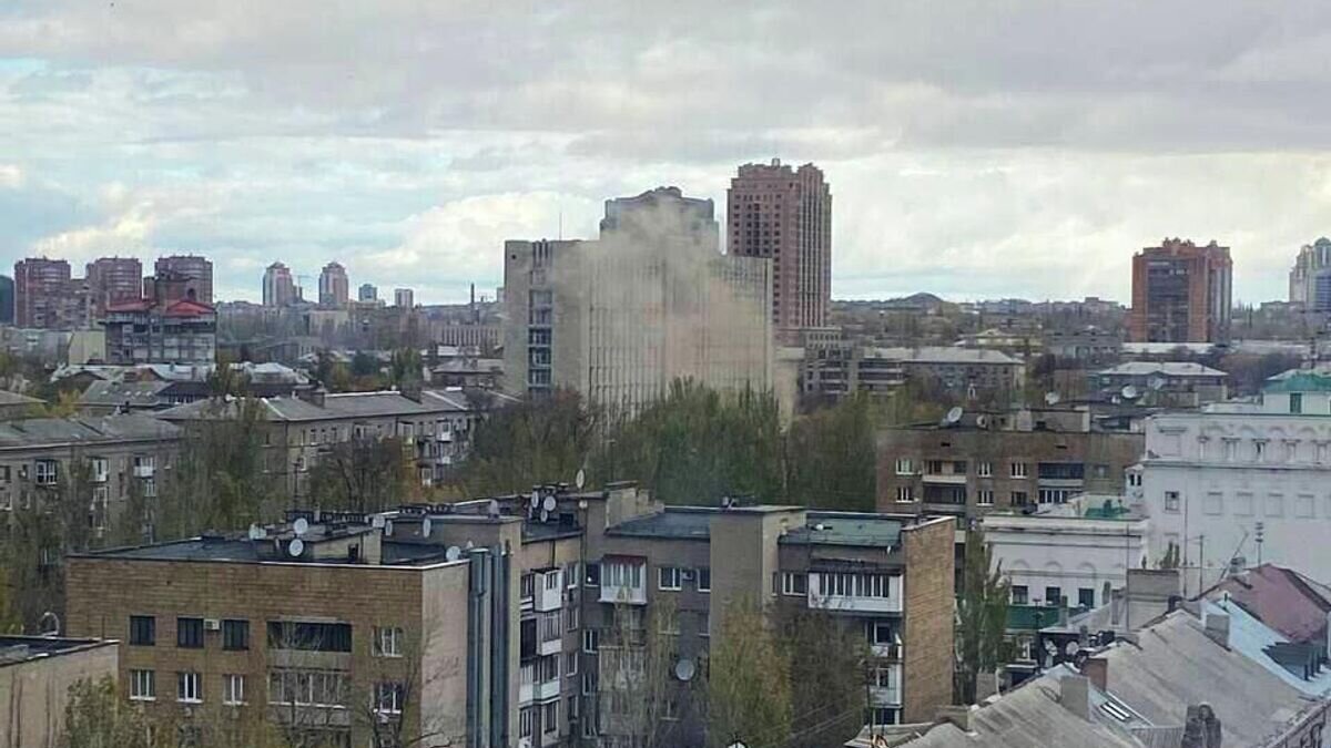    Последствия обстрела центра Донецка© Даниил Безсонов/Telegram