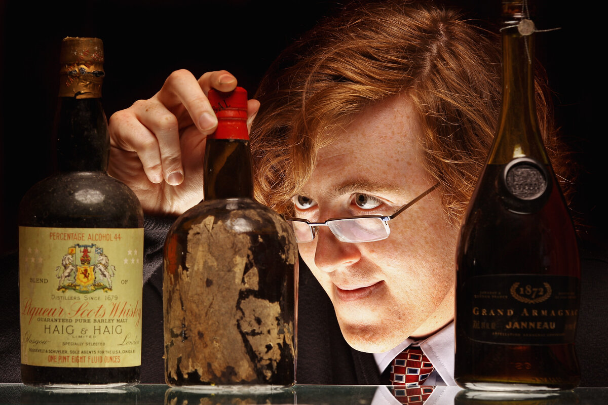    Энди Белл, специалист по виски аукционного дома McTears, держит редкий виски викторианской эпохи. Глазго, Шотландия, 16 августа 2010 года