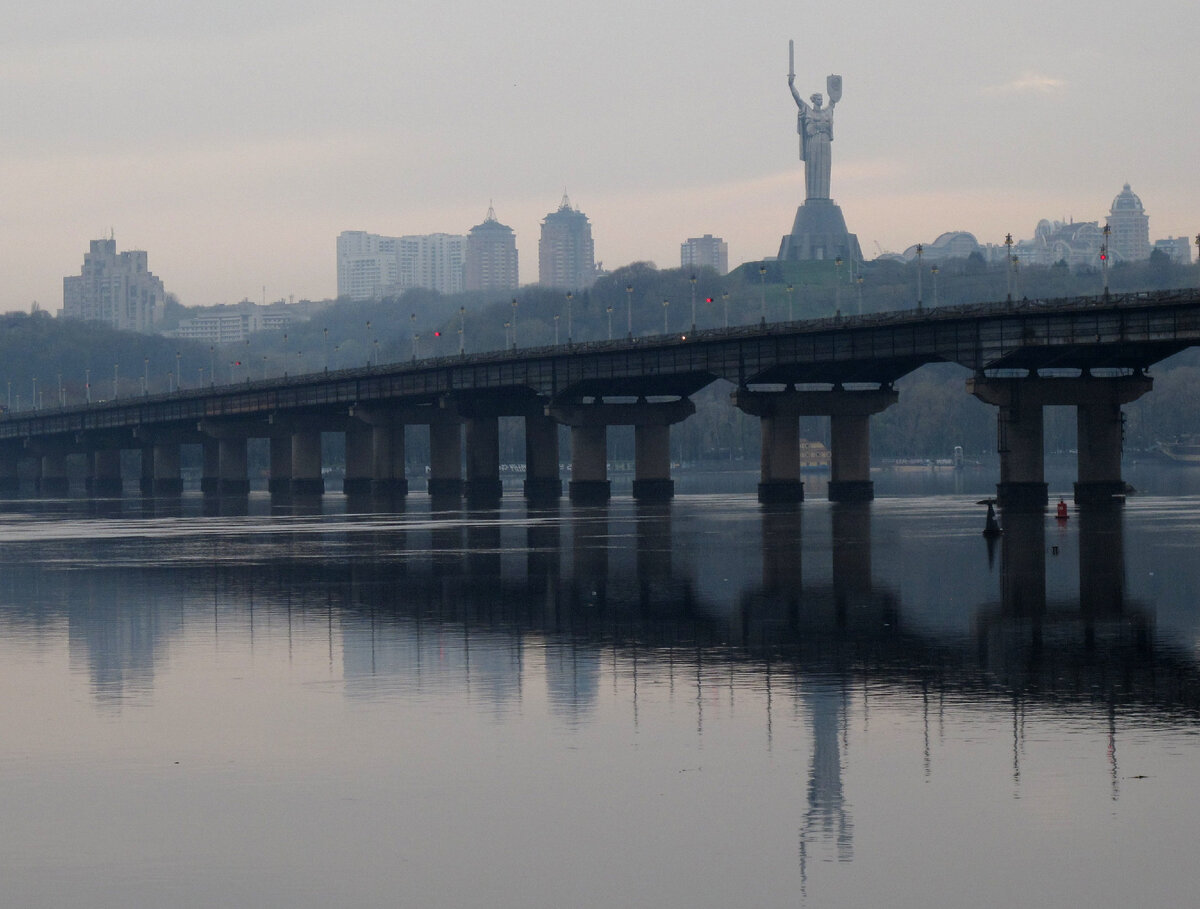 Киев. Мост Патона через Днепр. Фото: globallookpress.com/ Jens Kalaene