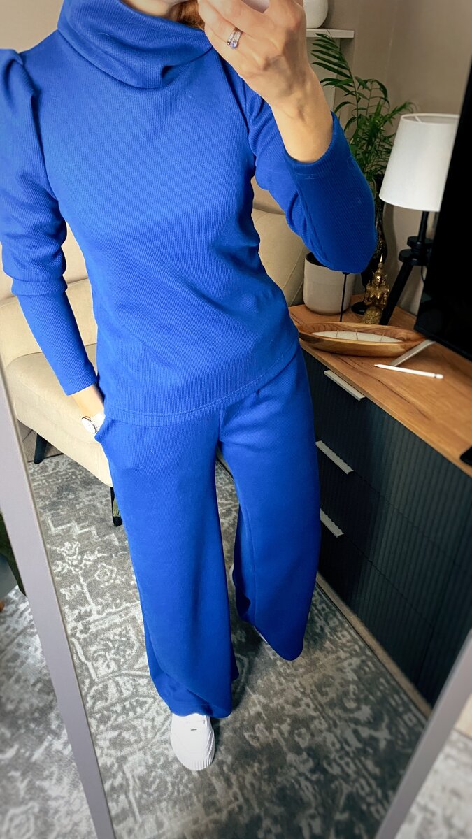 Белые кеды – на мой взгляд самая нужная вещь для образов в городском стиле. Кеды можно заменить кроссовками.