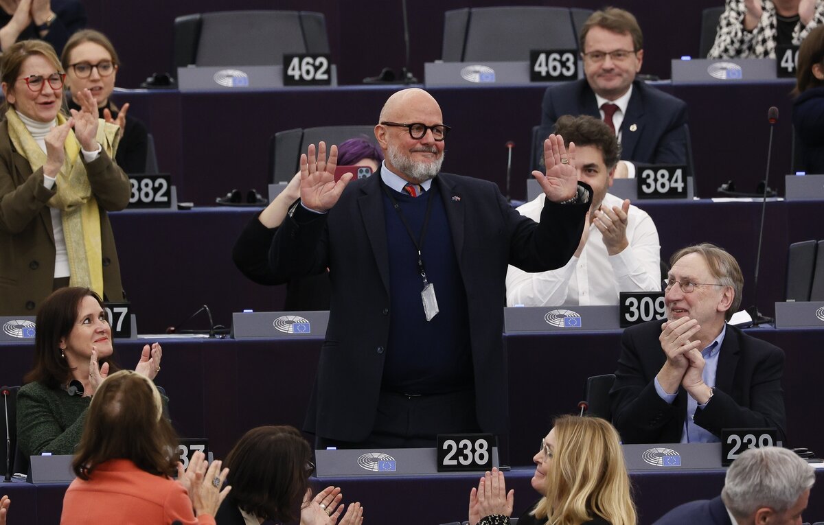    Вице-спикер Европарламента Марк Ангель (в центре)  EPA-EFE/JULIEN WARNAND