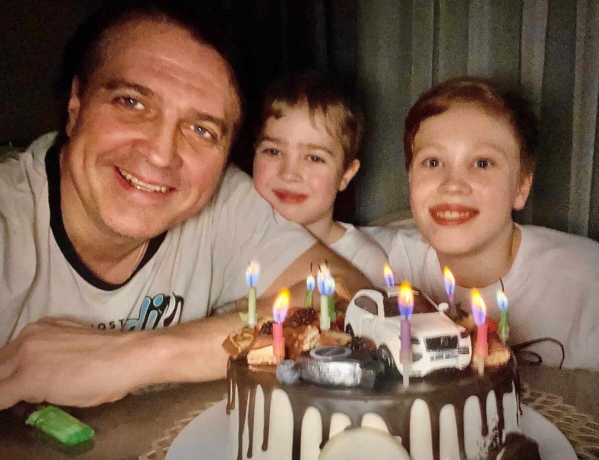    Денис Матросов и его сыновьяСоцсети