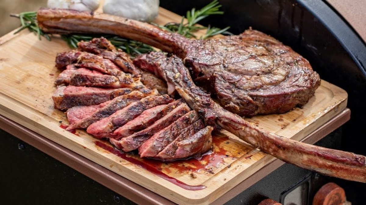 Блюдо из куска говядины. Стейк Рибай на кости. Tomahawk Steak. Рибай томагавк. Tomahawk Рибай.