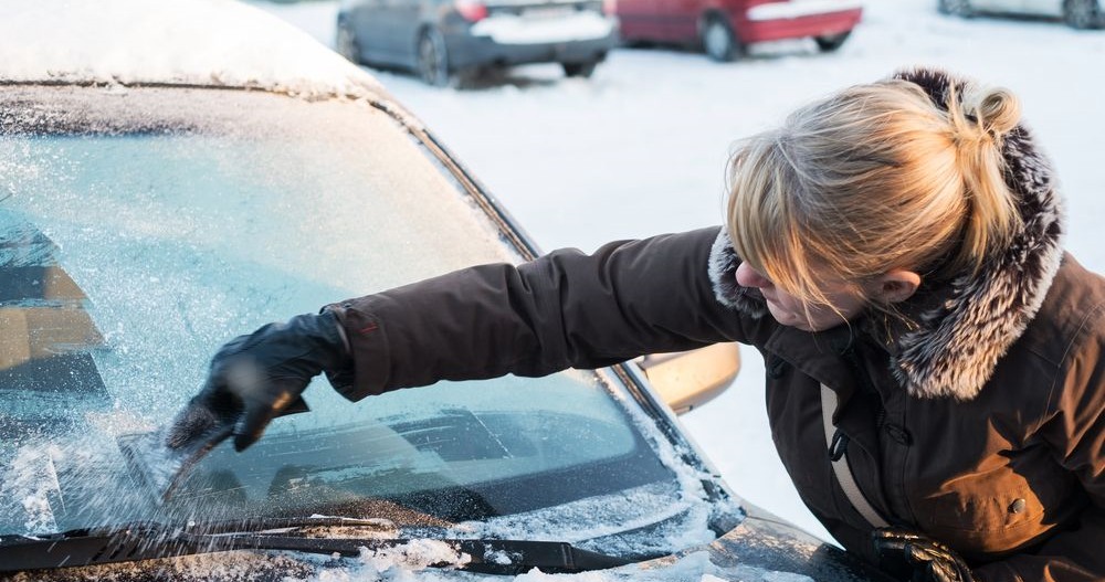 Пока грею машину, почищу снег