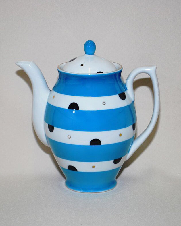 Кофейник из кофейного сервиза «Прибой», 1961 год. Фарфоровый завод «Пролетарий». Автор В.М. Овсянников 