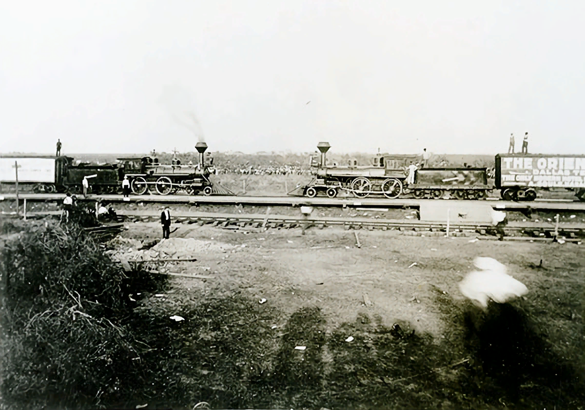 Поезд “Crash at Crush” тренируется перед столкновением.